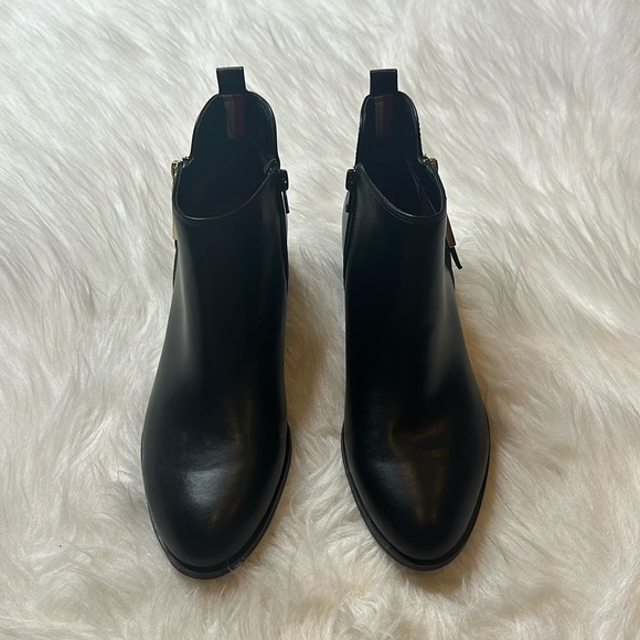 - NWOT Tommy Hilfiger Wright Booties - Picture 2 of 7